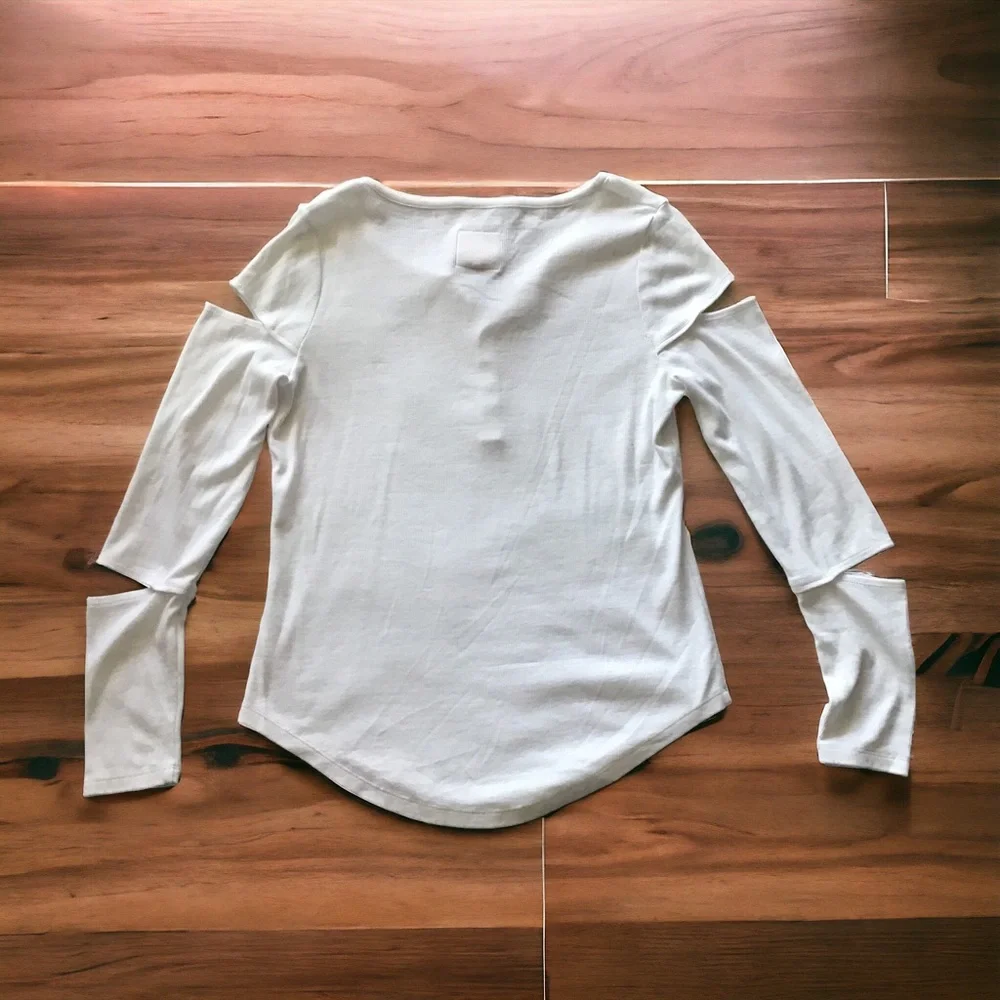 CHASER Top Cold Shoulder/Elbow Lg Sleeve White Button Tab Front Size M NWT - Picture 6 of 7